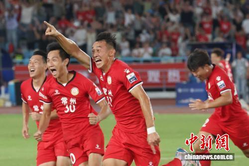 常州职工足球联赛接棒“苏超”风格：快递小哥