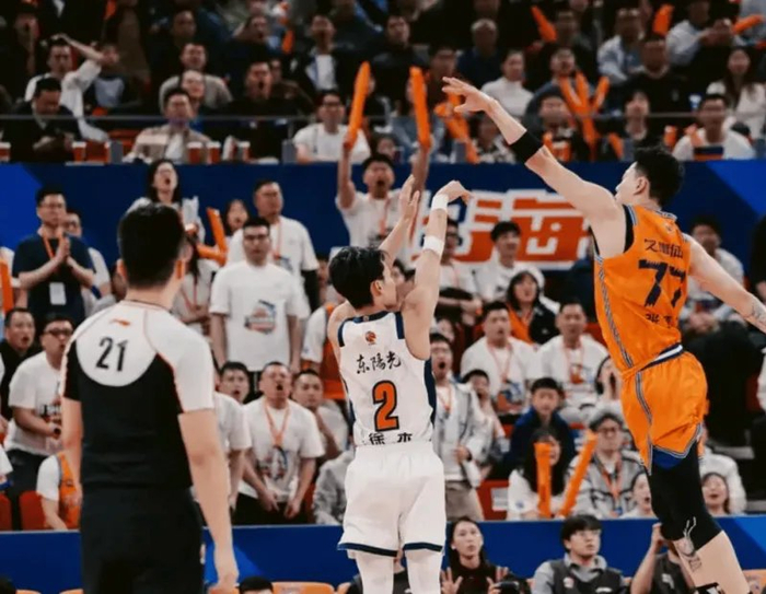 徐杰对阵上海遭球迷嘘声 数据下滑引热议