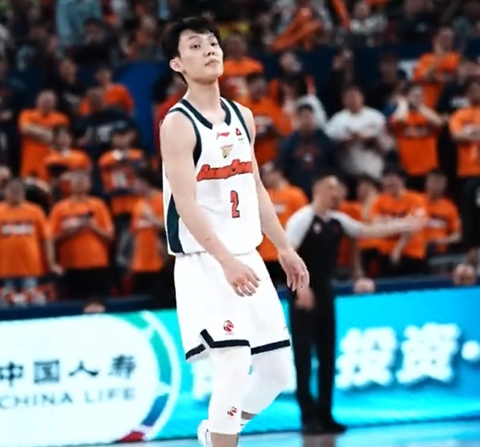 徐杰对阵上海遭球迷嘘声 数据下滑引热议