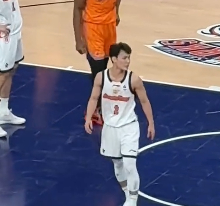 徐杰对阵上海遭球迷嘘声 数据下滑引热议