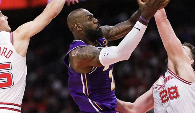 湖人双杀火箭豪取7连胜 东契奇40+詹姆斯30+助球队