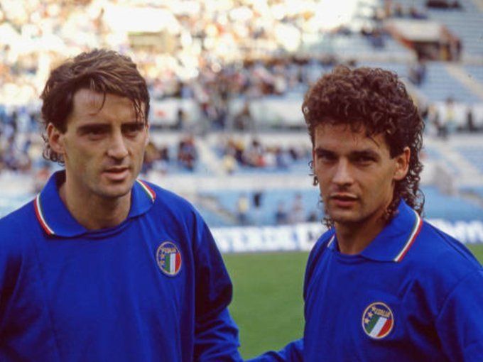 曼奇尼与巴乔历史性合影重现足坛传奇时刻