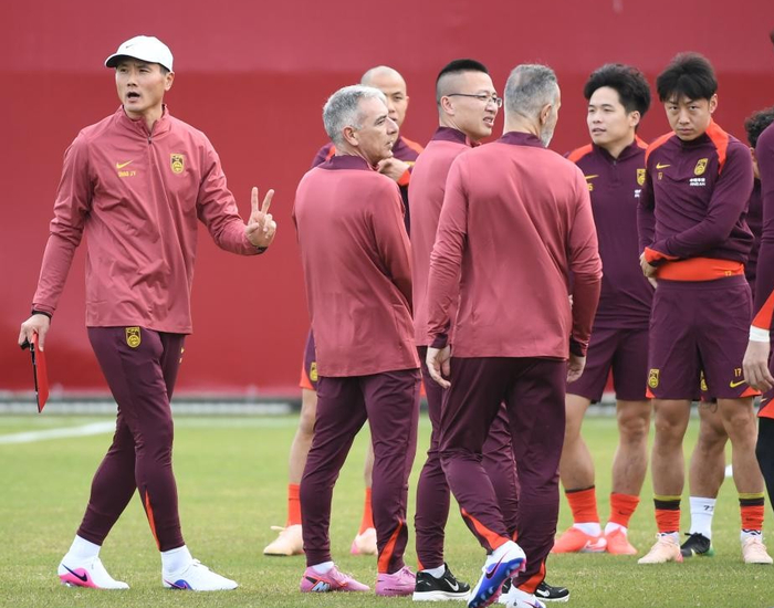 邵佳一率国足抵达悉尼迎战库拉索与喀麦隆